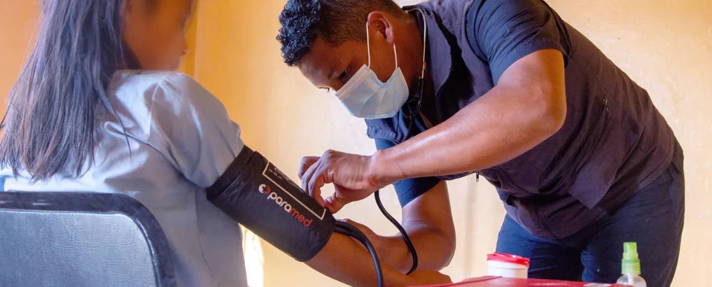 Atención por parte de las brigadas de salud en las 28 comunidades aledañas al Bloque 10. – Foto: Pluspetrol Ecuador.